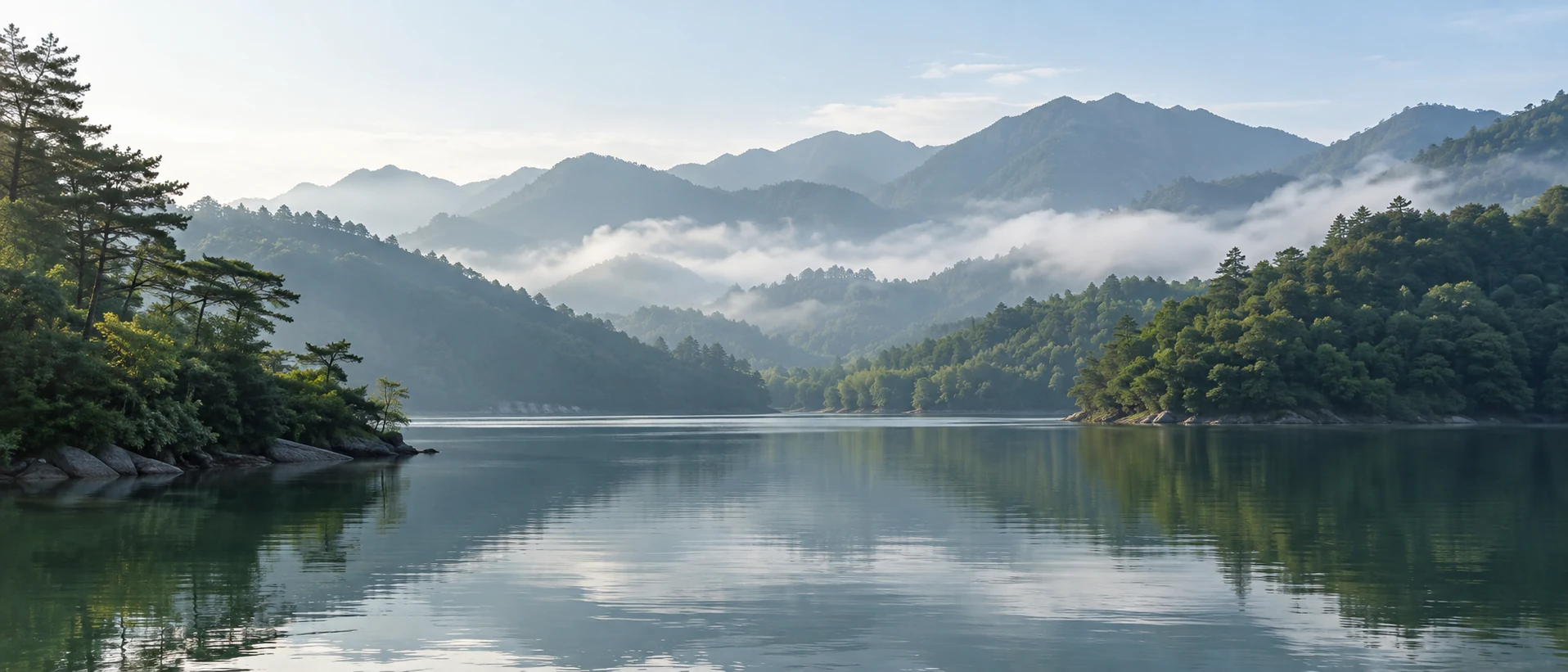 山林与湖水之间的自然层次