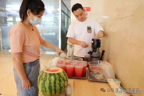 团队吃瓜图片,共赏吃瓜盛宴，共享欢乐时光